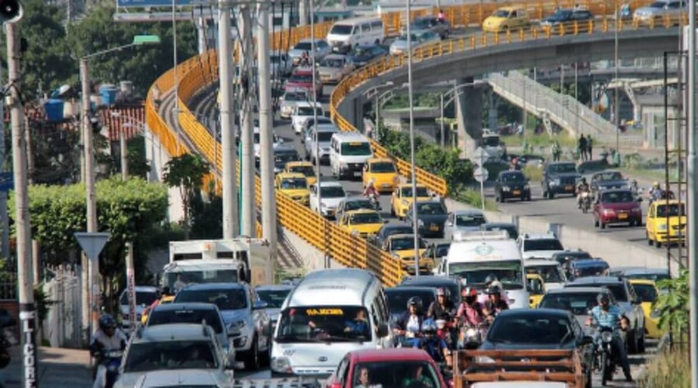 Crece número de vehículos  y el Área Metropolitana no tiene carreteras ni calles. imagen de la publicación