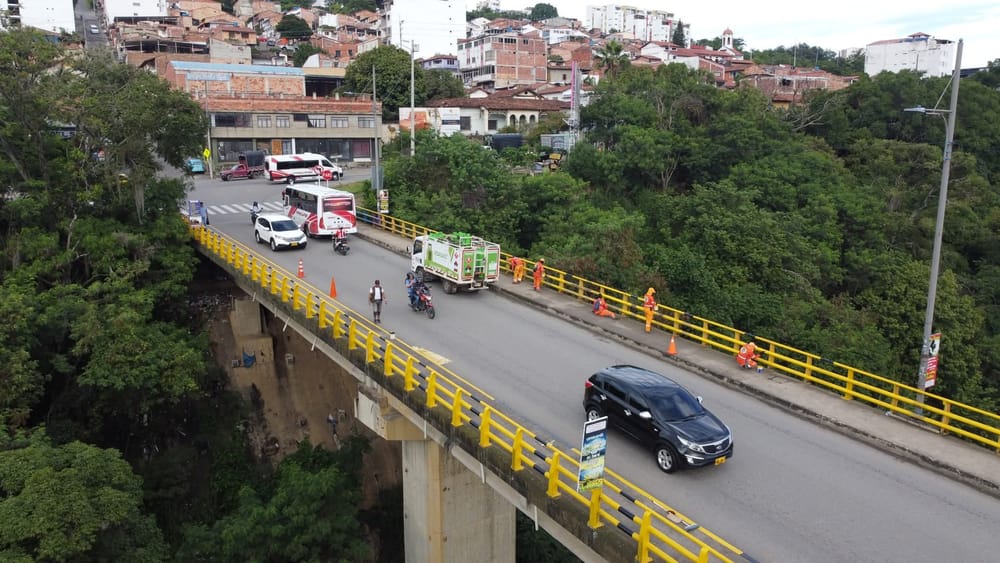 Mujer resultó herida tras ser embestida por un bus en San Gil imagen de la publicación