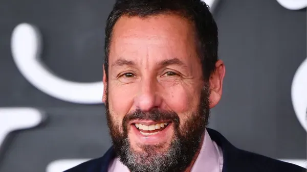 Adam Sandler llamó a la Policía para encontrar una cancha y terminó jugando baloncesto con desconocidos imagen de la publicación