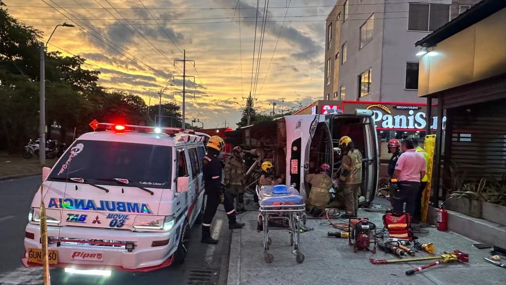 Bus escolar terminó volcado en una curva de Cali; conductor quedó atrapado y resultó herido imagen de la publicación
