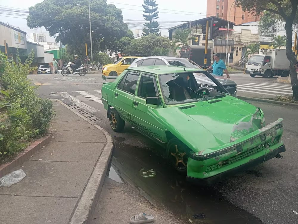 Fuerte choque entre buseta y un Renault 9 dejó dos heridos cerca del Hospital Universitario de Santander imagen de la publicación