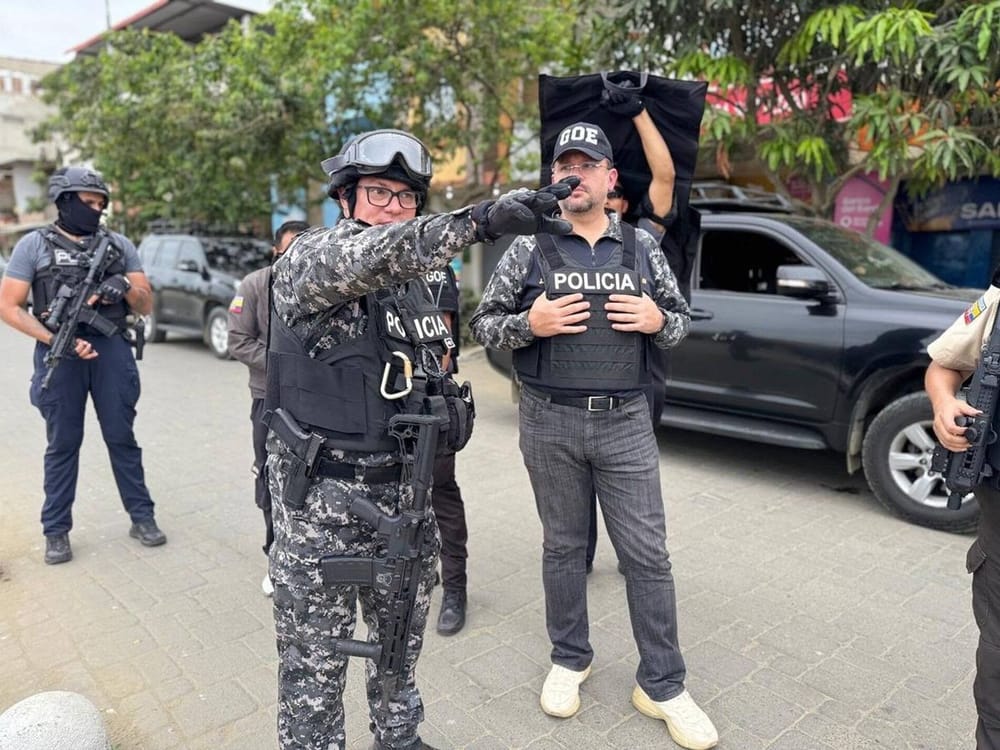 Mujer disparó contra ministro del Interior de Ecuador durante operativo antidrogas; creyó que eran ladrones imagen de la publicación