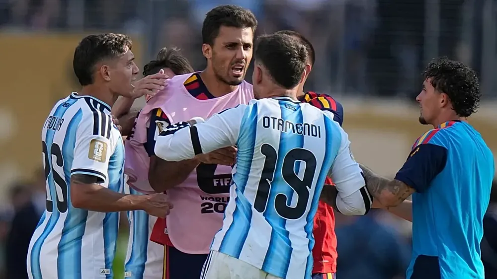 FIFA sancionó a Argentina tras el Mundial: multa por la bandera de Malvinas y cierre parcial del estadio imagen de la publicación