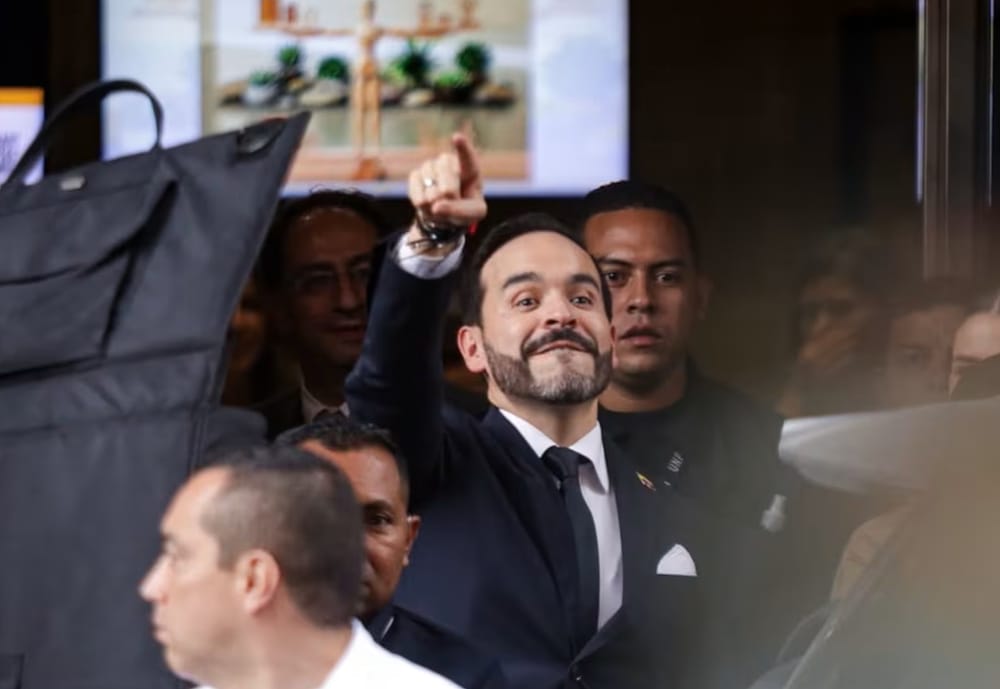 De la Espriella denunció a Petro por supuesto ‘tumbe’ con $370.000 millones durante el empalme ¿Será cierto? imagen de la publicación
