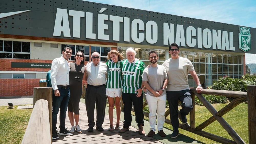 Boris Johnson sorprendió con visita a Atlético Nacional imagen de la publicación