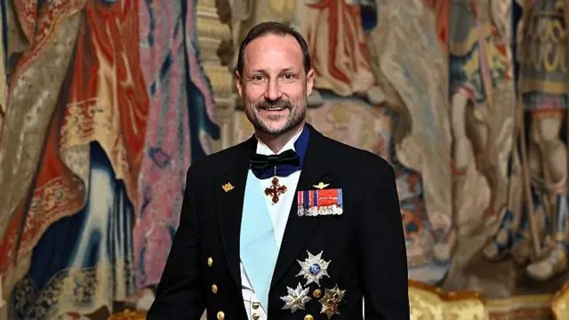 Haakon VIII, el nuevo rey de Noruega: del rechazo a la vida de príncipe a un trono marcado por el amor imagen de la publicación