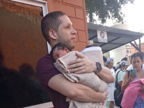 Arriesgó su vida en el terremoto: Médico reingresa a la clínica para salvar a recién nacidos imagen de la publicación
