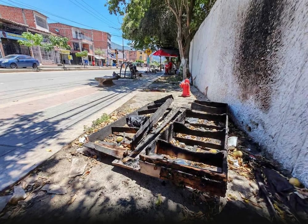 Estudiantes están rodeados con desechos de todo tipo en Girón imagen de la publicación