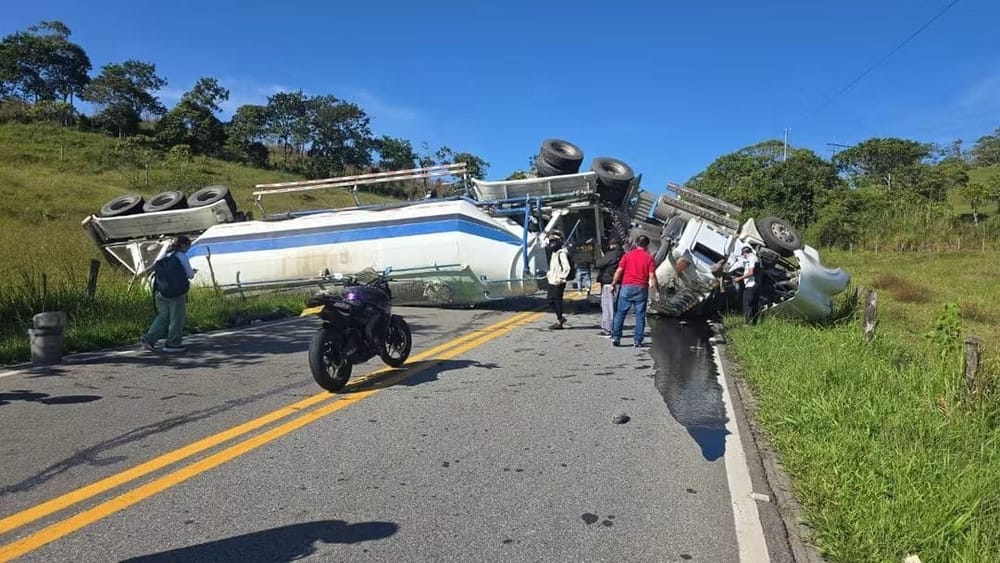 Colapsada la vía Oiba–Barbosa tras volcamiento de tractocamión imagen de la publicación