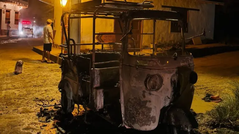 Dos motocarros fueron incinerados en Barichara; buscan a los responsables imagen de la publicación