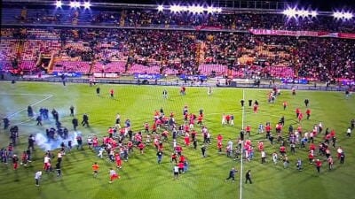 Dimayor propone prohibir trapos y banderas en los estadios tras disturbios en El Campín imagen de la publicación