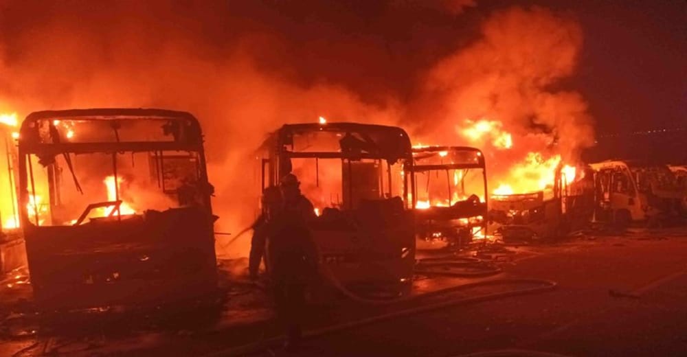 Metrolínea dice que buses quemados en Girón no son de  su propiedad imagen de la publicación