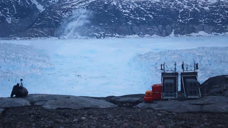 Bloque de hielo del tamaño de Manhattan se desprendió de un glaciar en Groenlandia y encendió las alertas científicas imagen de la publicación
