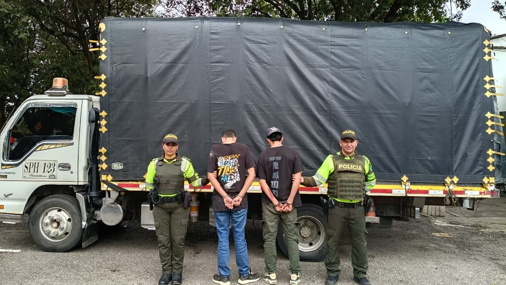 Cuatro capturados y más de 5.700 galones incautados en vía de Santander imagen de la publicación