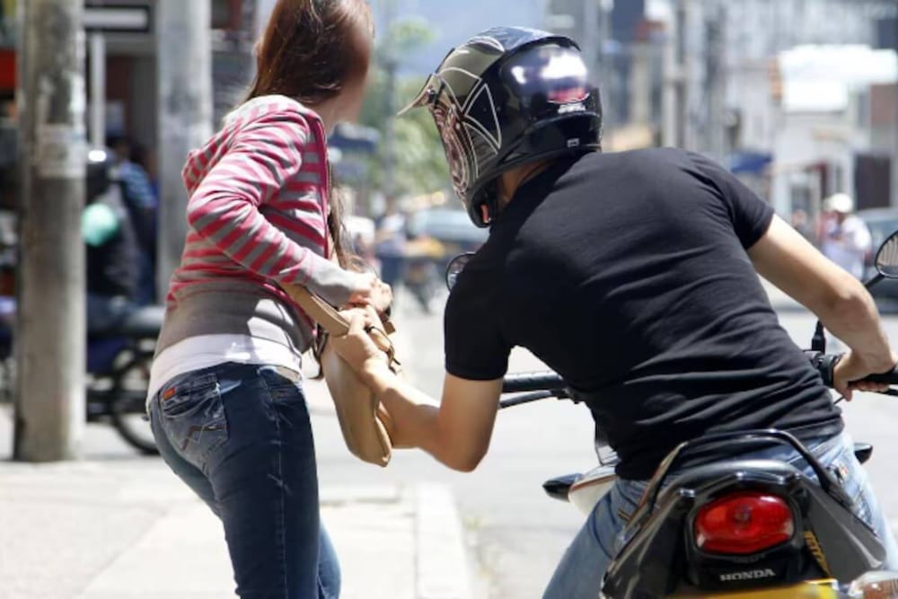 ¡No saque el celular! Crece la alerta por ‘raponazos’ en las calles de Bucaramanga y su área metropolitana imagen de la publicación