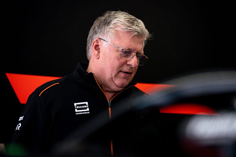 Exjefe de Fórmula 1 criticó los looks de Lewis Hamilton y destacó la disciplina de Verstappen imagen de la publicación