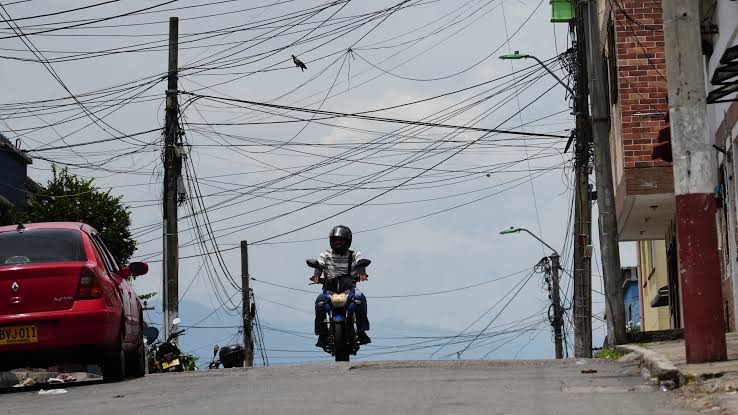 Motociclista casi muere decapitado por un cable en la vía en Santander imagen de la publicación