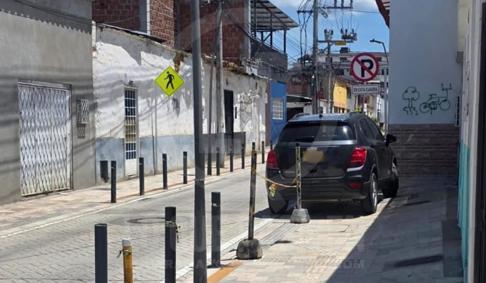Carros y motos invaden las aceras en Bucaramanga imagen de la publicación