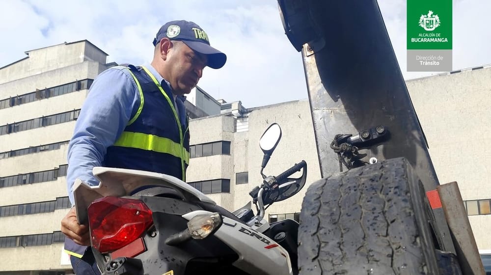 Ni en Bucaramanga ni en ningún lado. Freno a los carros con cámaras caza infractores. ¿Apoya la idea? imagen de la publicación