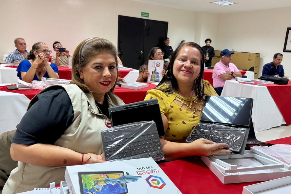 Entregadas herramientas tecnológicas para la educación de Santander imagen de la publicación