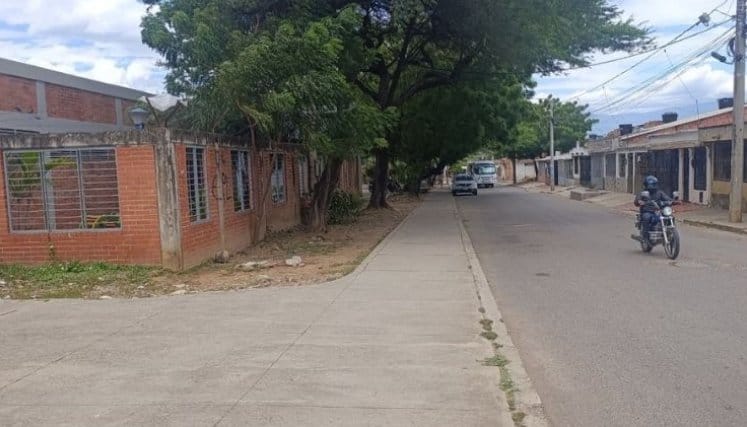 Exmilitar evitó intento de atraco, los presuntos asaltantes dejaron moto sin placas abandonada imagen de la publicación
