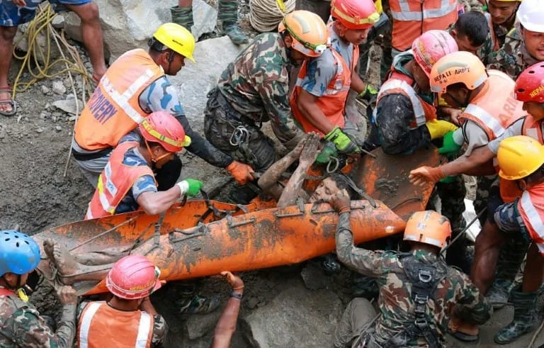 Aumenta a 1.355 los muertos por riada en Nepal imagen de la publicación