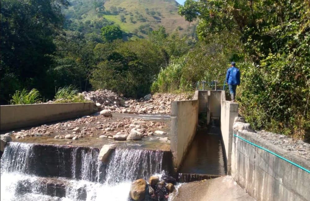 Carencia de agua y fuentes  dañadas ponen en riesgo a once municipios de Santander imagen de la publicación