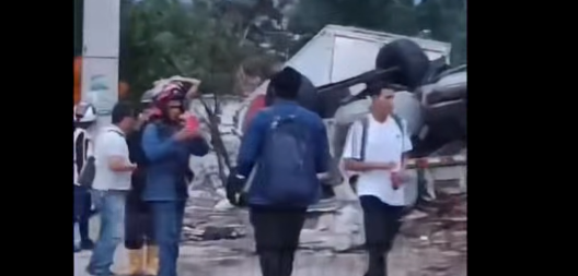 Tractomula se volcó y terminó contra una vivienda en Puerta Grande, Girón imagen de la publicación