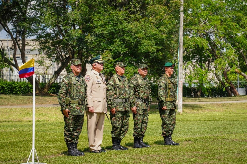 Desfile militar en la plaza de  armas de la Quinta Brigada Juramento al nuevo comandante  de la Segunda División del Ejército imagen de la publicación