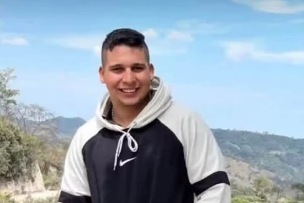 Murió al acompañar en moto la ambulancia que llevaba a su hermano baleado en Santander imagen de la publicación