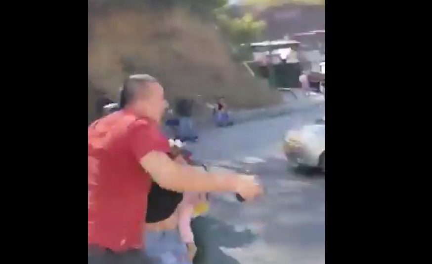 VIDEO |Sujeto sacó un arma durante una discusión en plena vía de Piedecuesta y terminó reducido imagen de la publicación