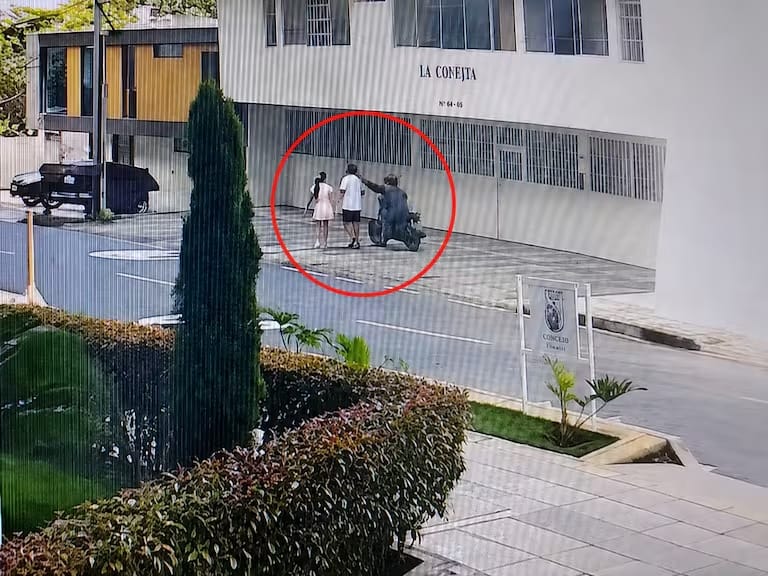 A pocos metros de su casa lo tumbaron al piso para robarle una millonaria cadena de oro en Cabecera, Bucaramanga imagen de la publicación