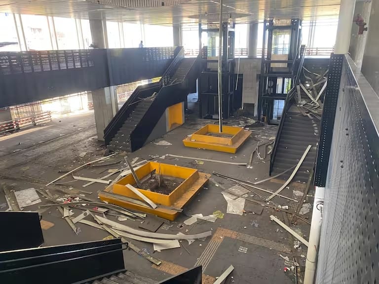 Denuncian hurto sistemático en estación de Piedecuesta: no dejaron ni las escaleras imagen de la publicación