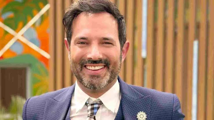 Alejandro Estrada reconoció que no recibe propuestas para actuar y no descartó llegar a la política imagen de la publicación
