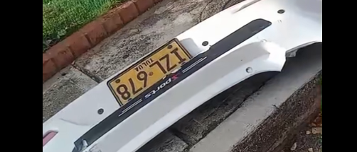Atropelló a una persona y huyó en Bucaramanga: dejó la placa y parte del vehículo en el lugar imagen de la publicación