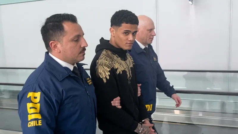 Lo buscaban en Chile y terminó escondido en Santander: extraditan a presunto sicario del Tren de Aragua imagen de la publicación