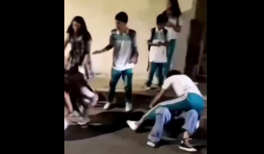 VIDEO| A golpes y en plena calle: estudiantes protagonizaron riña a la salida de colegio en Piedecuesta imagen de la publicación