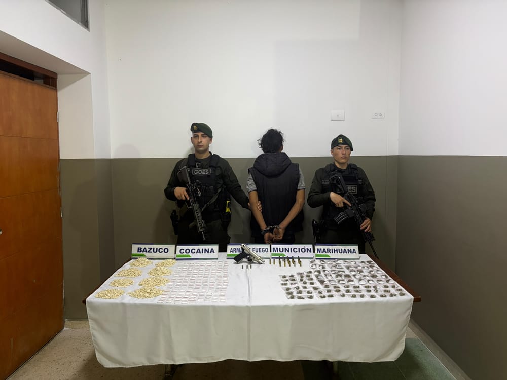Iba con un bolso y salió corriendo al ver a la Policía: llevaba un arma y más de 2.300 dosis de droga imagen de la publicación