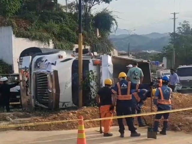 Volqueta se volcó en plena autopista entre Lebrija y Girón: reportan solo daños materiales imagen de la publicación