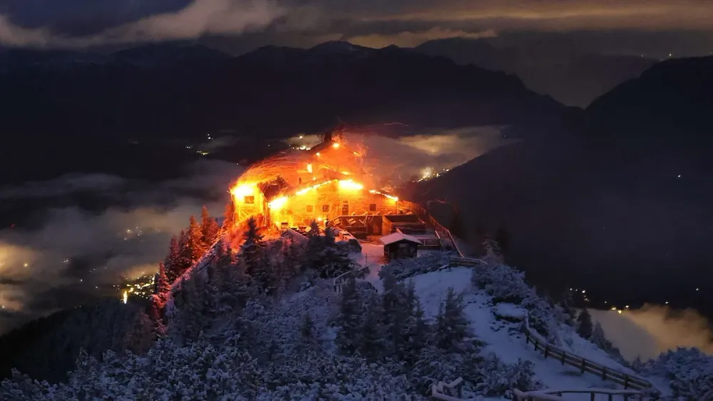 A ESTA HORA: Incendio arrasa el ‘Nido del Águila, el histórico refugio de Hitler imagen de la publicación