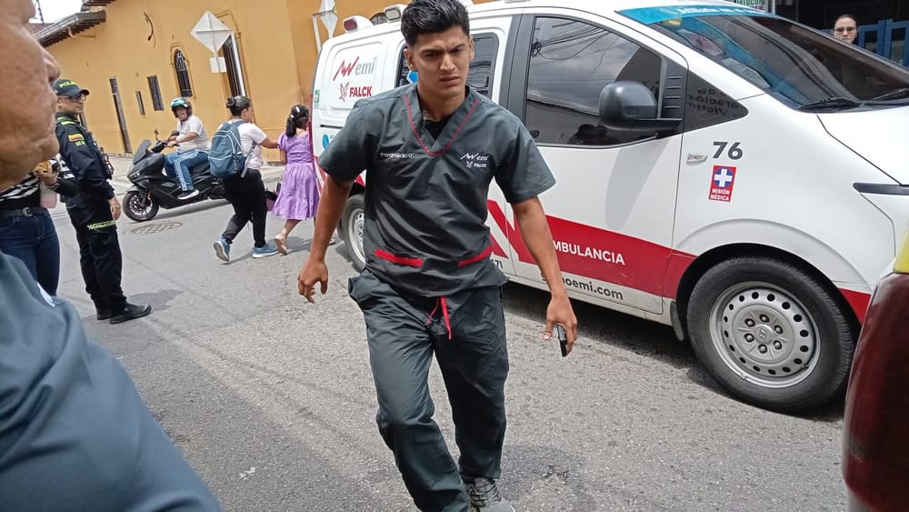 Emergencia en el Centro de Bucaramanga: techo de antigua vivienda cayó sobre varias personas, hay heridos imagen de la publicación