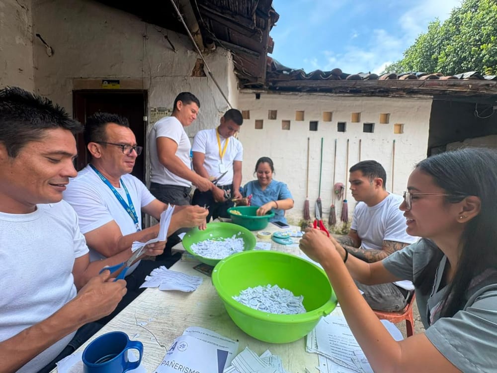UDES transforma residuos orgánicos en hongos comestibles junto a Hogares CREA imagen de la publicación