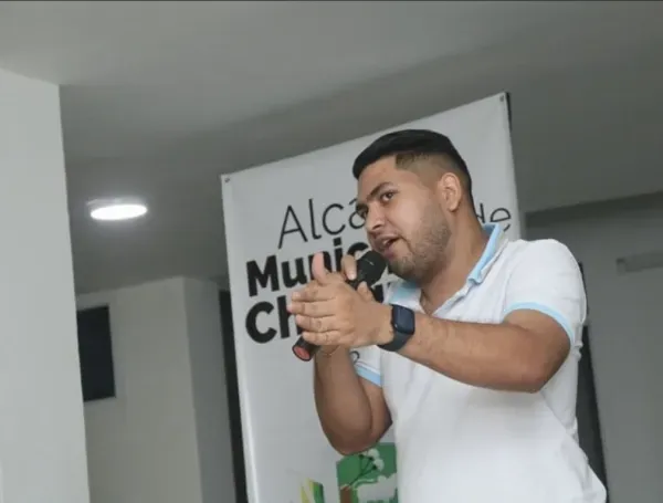 Aunque lo niegue, al personero lo fregaron por andar arreglando pleitos con una dama a los golpes imagen de la publicación