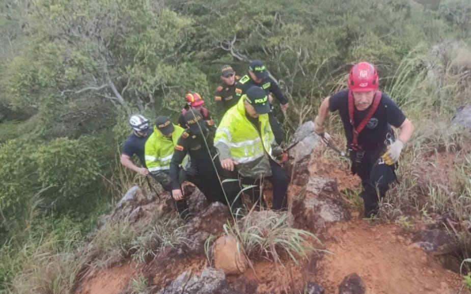 Rescatado adulto mayor que rodó a un abismo por más de sesenta metros en Santander imagen de la publicación