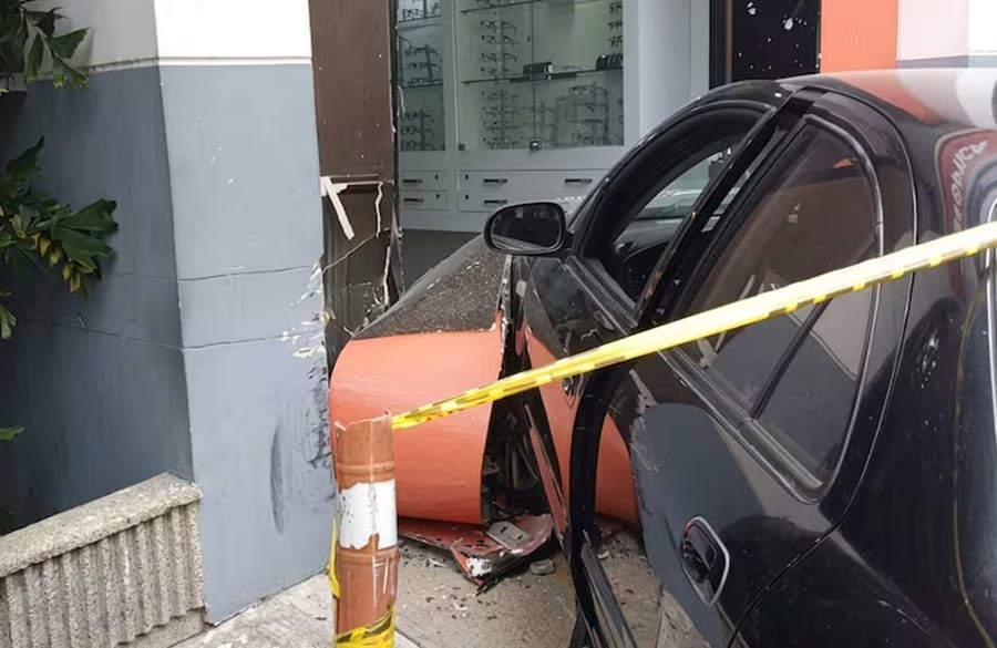 Mujer de 80 años perdió el control de su vehículo y arrasó con todo a su paso en Floridablanca imagen de la publicación