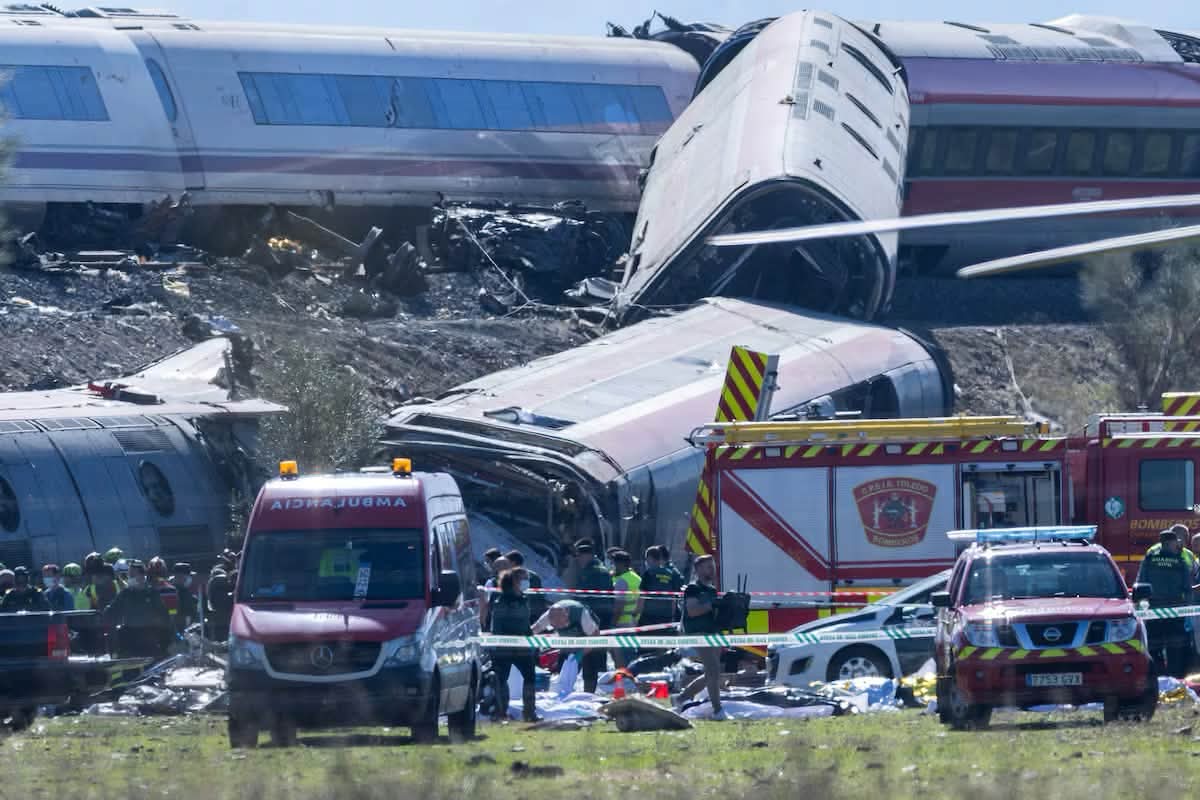 FOTOS: Choque de dos trenes de alta velocidad deja al menos 68 muertos. Le contamos dónde imagen de la publicación
