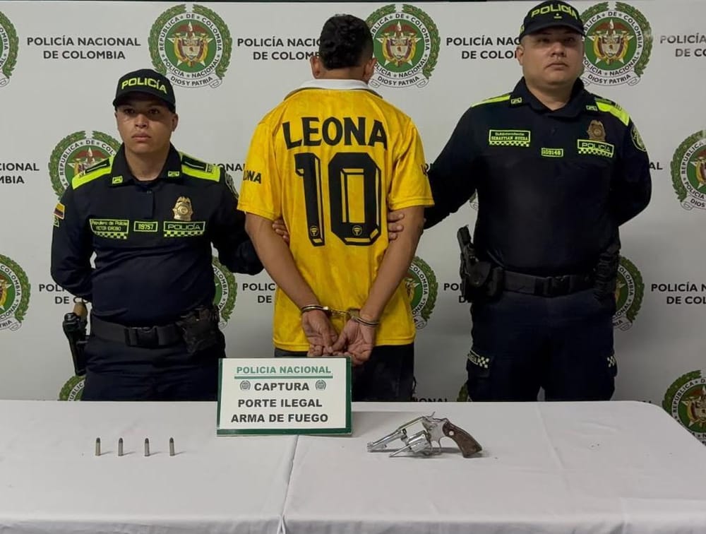 Viajaban en un vehículo con un revólver y cuatro cartuchos: capturan a un hombre y aprehenden a menor en Girón imagen de la publicación