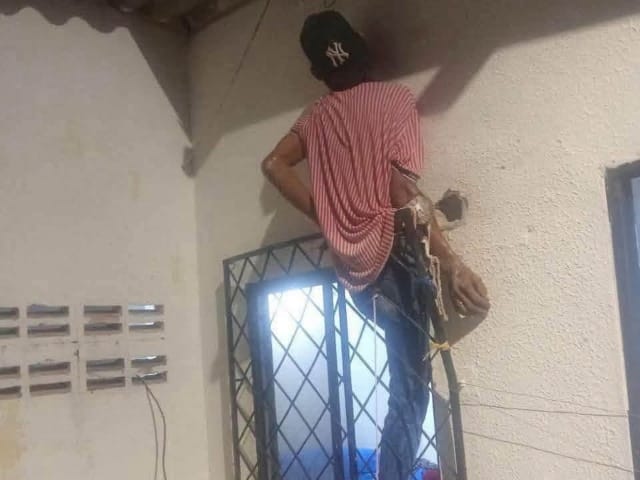 Insólito: policía tuvo que ayudar a presunto ladrón tras quedar entre las rejas imagen de la publicación