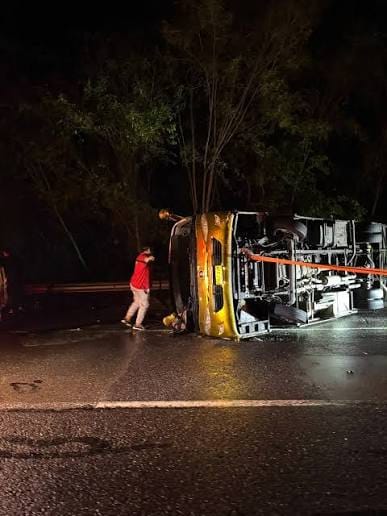 Bus de la agrupación de Alexis Escobar se volcó cuando viajaba hacia Bogotá imagen de la publicación