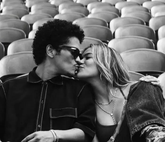 Karol G protagoniza nuevo video de Bruno Mars y crecen los rumores de romance imagen de la publicación